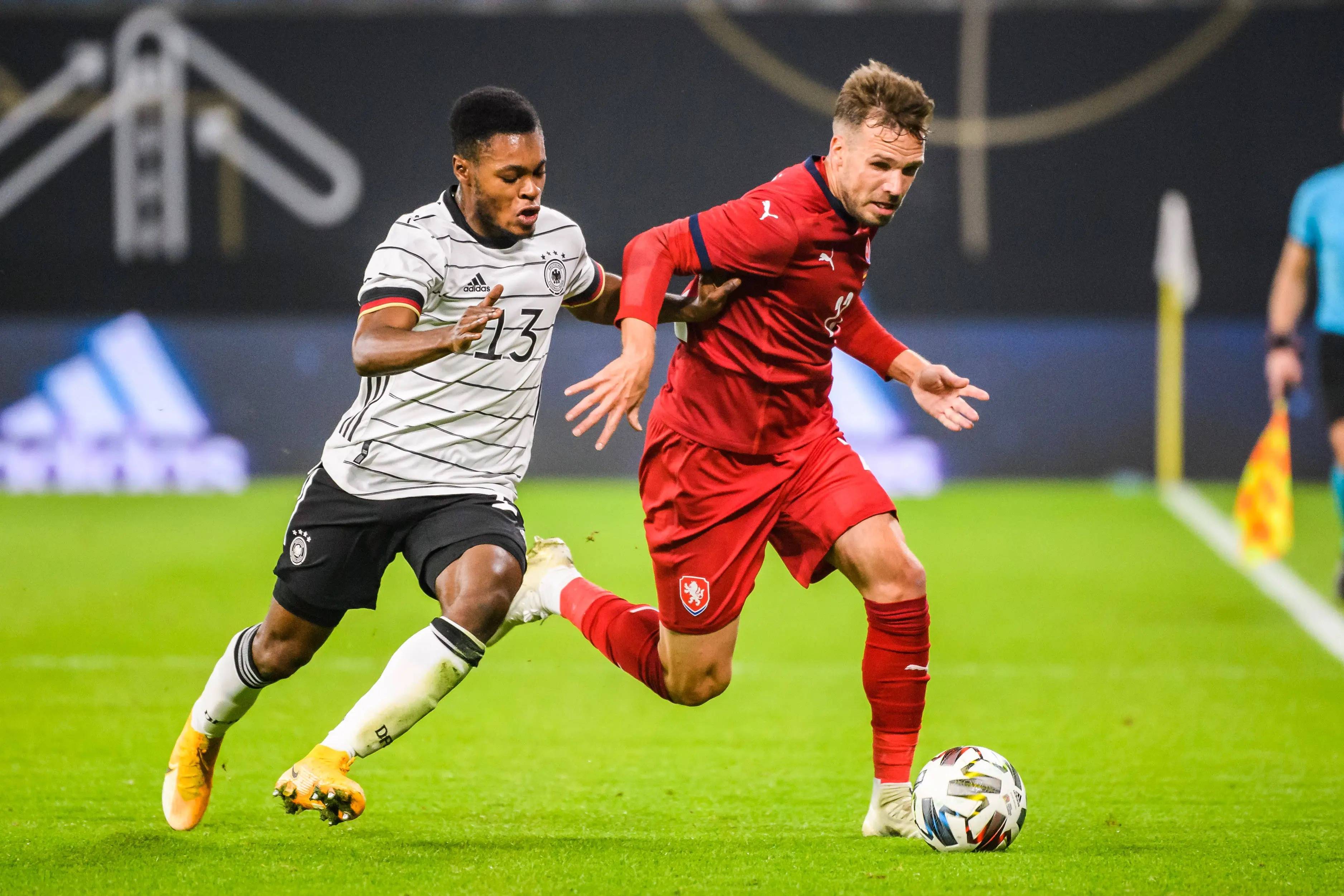 国内足球联赛赛程紧凑，球员体能飙升