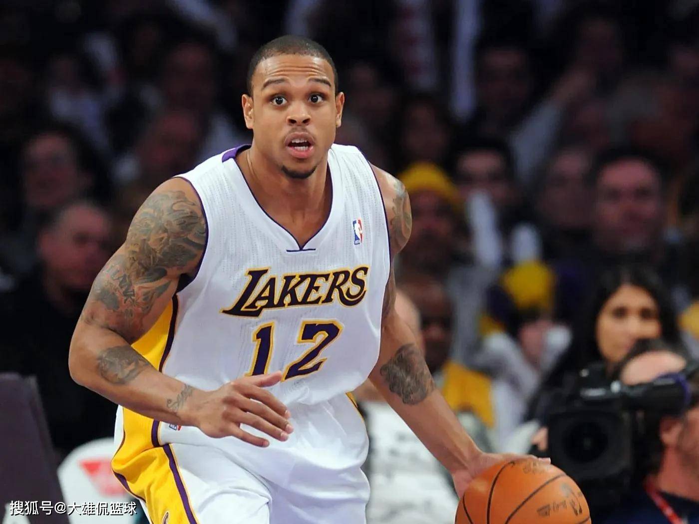 Ming迎来十二赛季高光表现，湖人球迷沸腾！